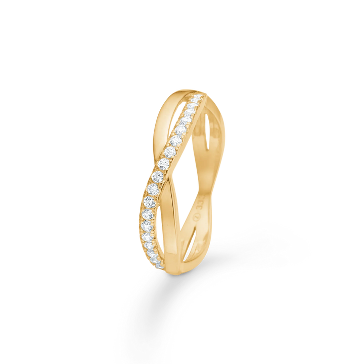 Mads Z Liv 8kt gold ring with zirconia shows an elegant twisted gold ring with clear zirconia, Model 3347039-001.
