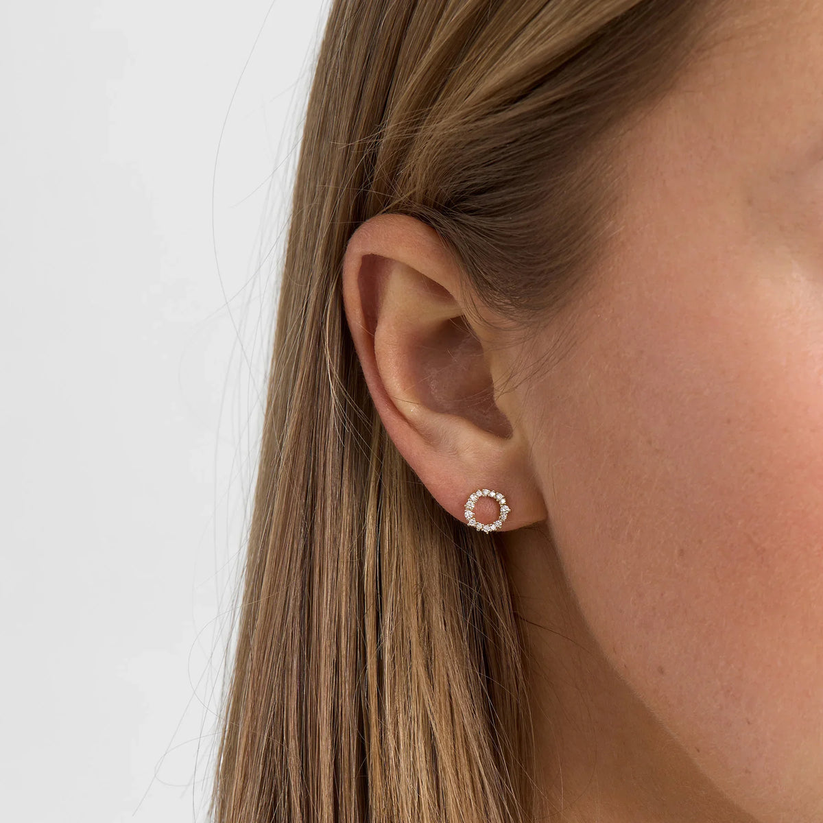 Mads Z Lucia Circle earrings in 14kt gold with diamonds appear on the ear, discreet and elegant. Model 1511055