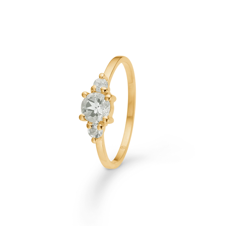 Mads Z Nia 8kt gold ring with green amethyst shows an elegant gold ring with three clear stones. Model 3346010-001.