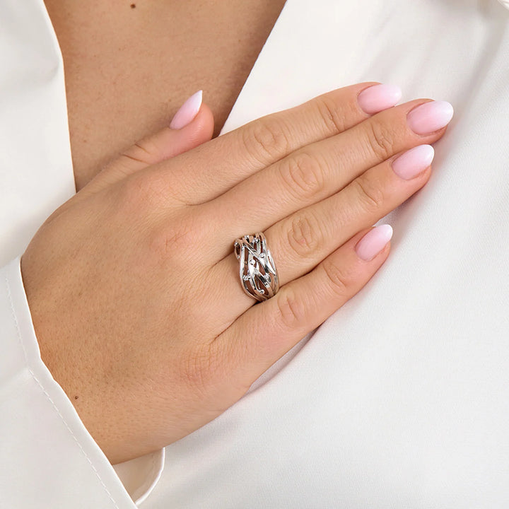 Mads Z Reef silver ring with zirconia on a lady's hand, elegant and shiny detail. Model 3147024-001