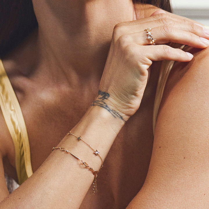 Mads Z Vesper 14kt gold bracelet with stars, elegant on the wrist in a golden shade. Model 1551197-2