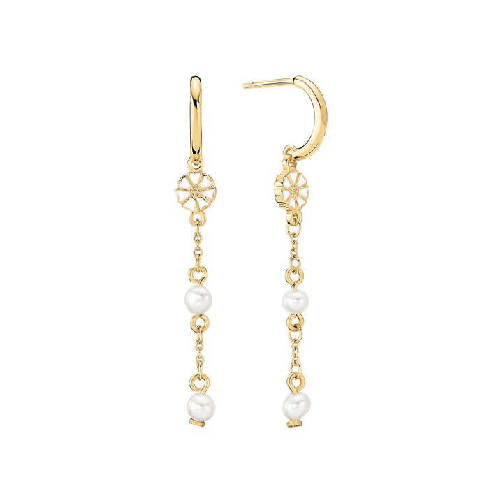 Daisy Earrings with Freshwater Pearls shows a pair of elegant gold-plated earrings with daisy details and white pearls, Model 9095093-6-33-m-1.