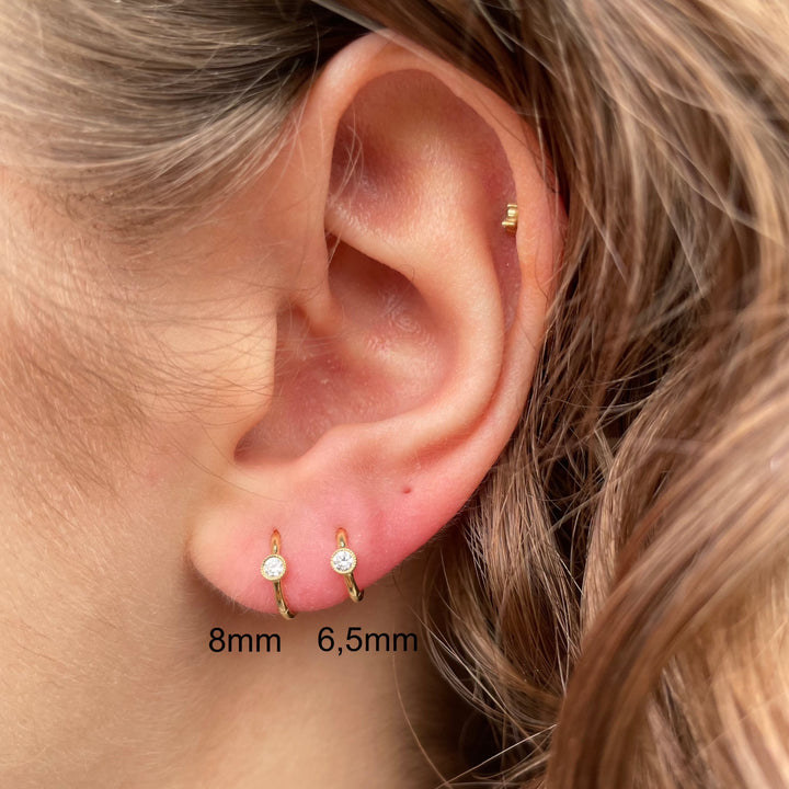 Maria Tash 6.5mm Scalloped Diamond Clicker 18kt gold appears in the ear, elegant and discreet. Model xrsc65d-2.