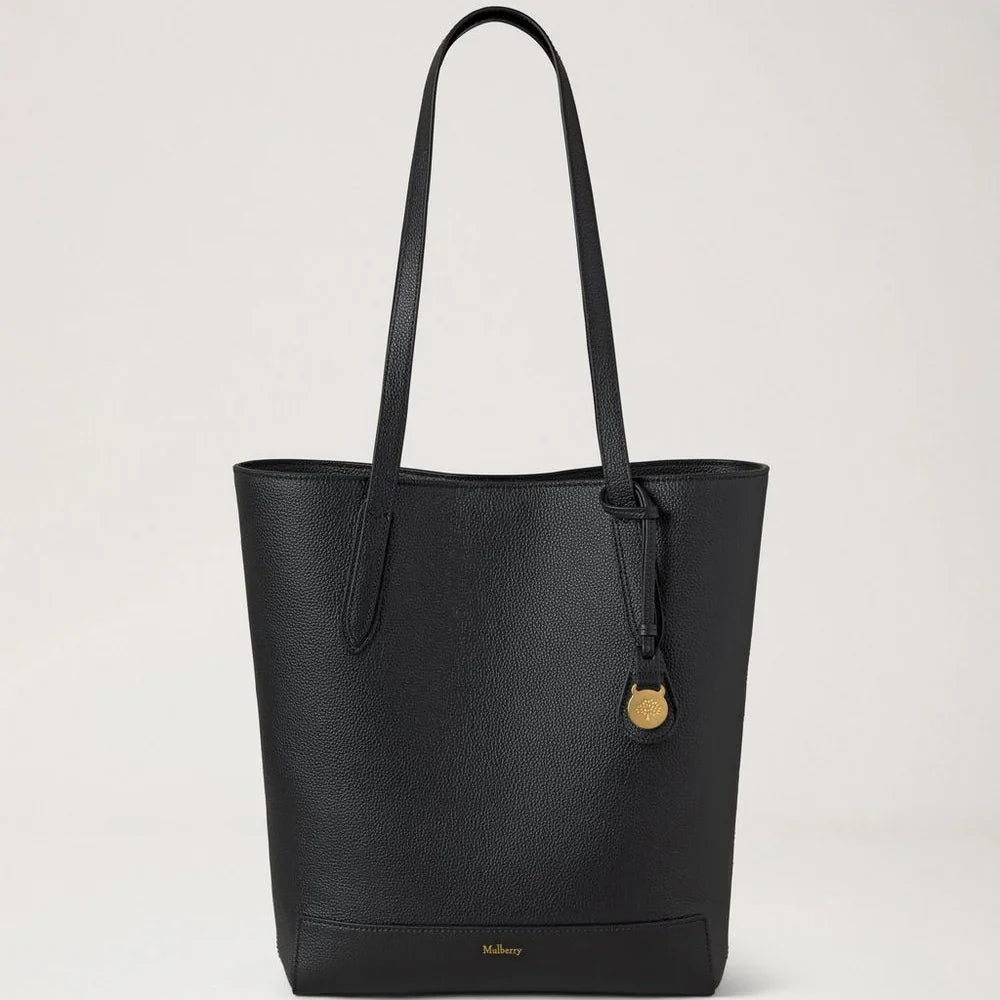 Mulberry A4 North South Shopper Small Classic Grain Black shows an elegant black shoulder bag in textured leather. Model HH9846205A100