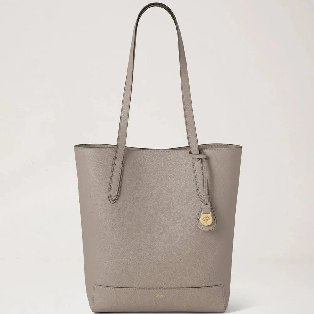 Mulberry A4 North South Shopper Small Classic Grain Cashmere Taupe in grey-beige leather with long handle and discreet golden emblem. Model hh9846205f924