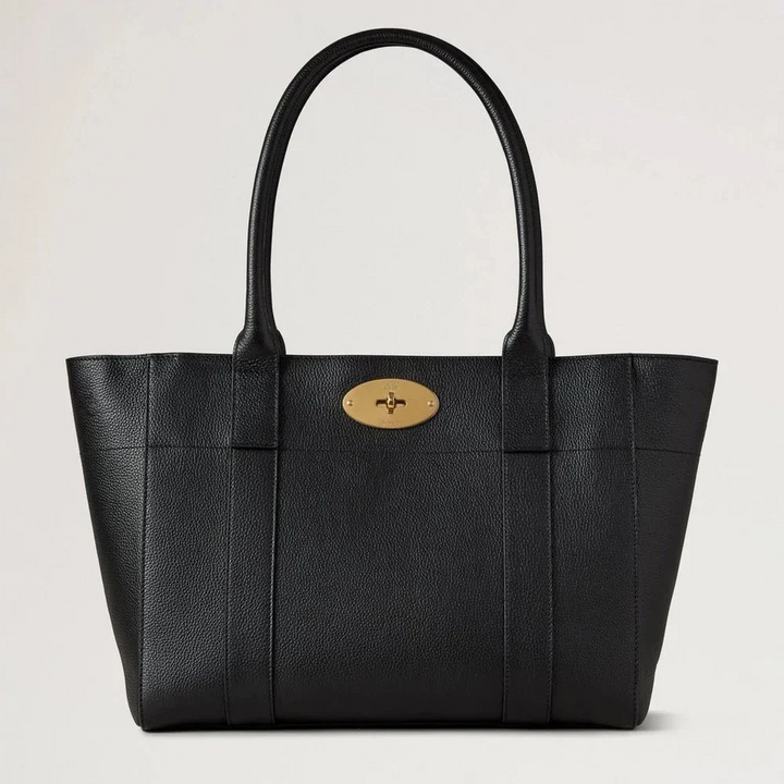 Mulberry Bayswater 9 to 5 Small Classic Grain Black showcases an elegant black leather bag with gold buckle. Model hh9831205a100