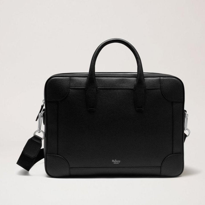 Mulberry Belgrave Single Document Holder Small Classic Grain Black showcases an elegant black textured leather document holder with shoulder strap. Model hh4356205a100