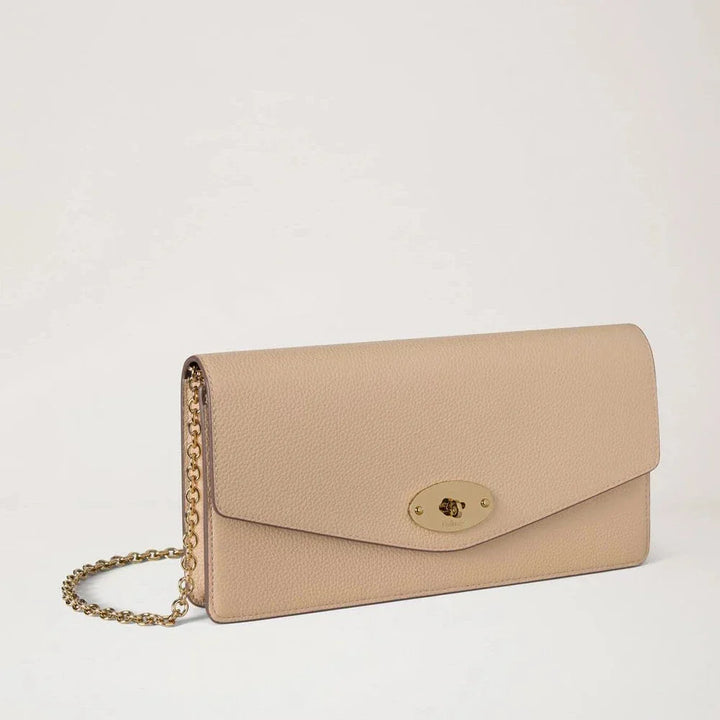Mulberry Darley Clutch Crumpet Small Classic Grain shows a light beige clutch in embossed leather with golden chain strap, Model RL8971/205W577.
