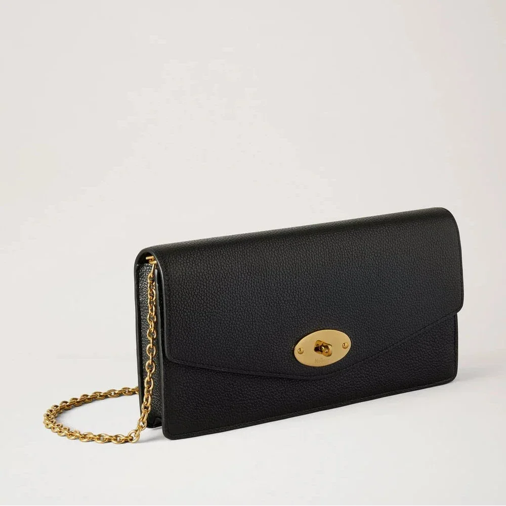 Mulberry Darley Clutch Small Classic Grain Black shows an elegant black clutch in leather with gold chain and twist lock on the front. Model RL8971205A100