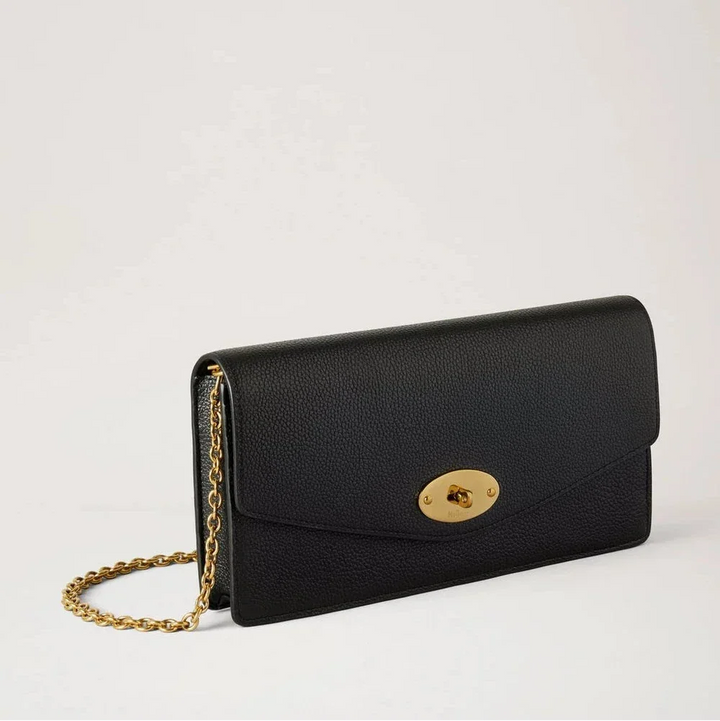Mulberry Darley Clutch Small Classic Grain Black shows an elegant black clutch in leather with gold chain and twist lock on the front. Model RL8971205A100