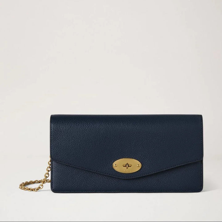 Mulberry Darley Clutch Small Classic Grain Night Sky shows an elegant clutch in dark blue leather, with gold chain and closure. Model rl8971205u888