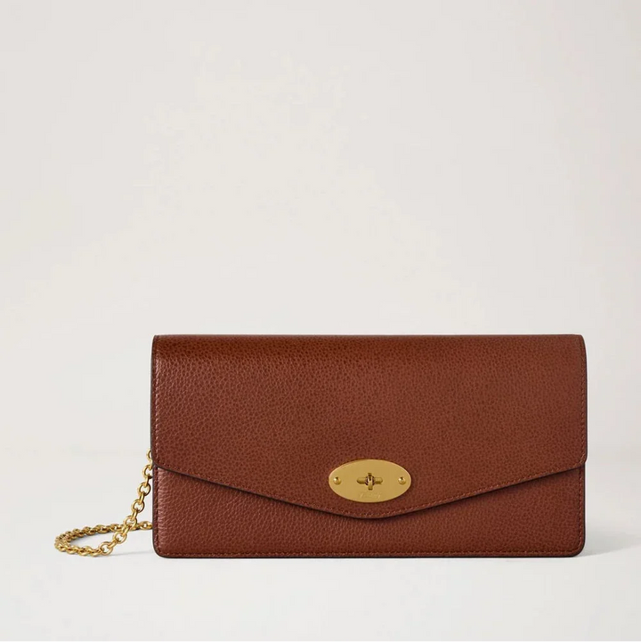 Mulberry Darley Clutch Small Classic Grain Oak shows a brown clutch in leather with gold chain and closure. Model RL9005552G110