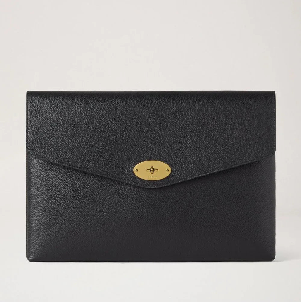 Mulberry Darley Envelope Pouch Black Small Classic Grain shows an elegant black envelope-shaped leather wallet with a gold-tone clasp. Model RL8868205A100