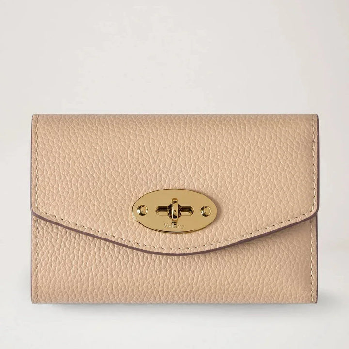 Mulberry Darley The Folded Multicard Wallet crumpet shows a folded wallet in light, embossed leather with a golden buckle. Model RL6665205W577