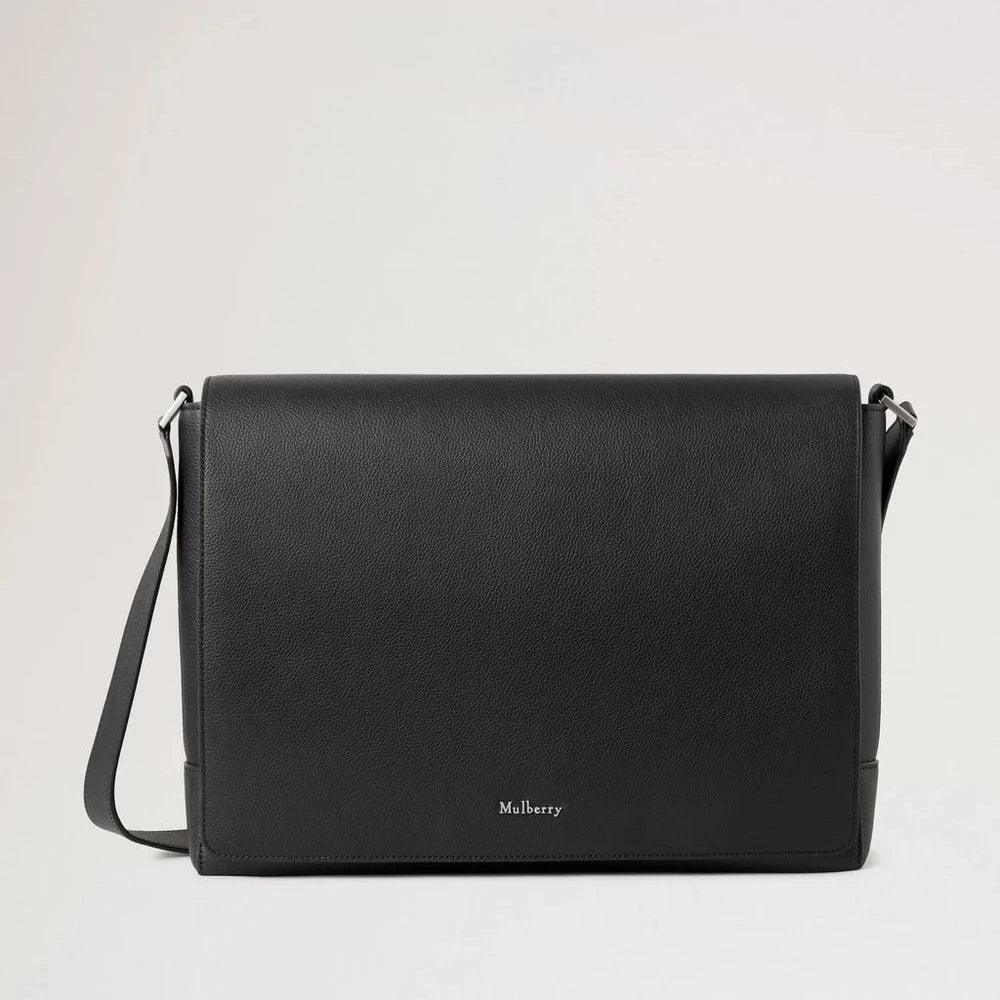 Mulberry Ferringdon Messenger Black Small Pebble Grain shows an elegant black messenger bag in smooth leather with adjustable strap. Model HH9505645A100