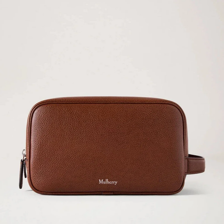 Mulberry Heritage Wash Case Two Tone Oak shows a brown toiletry bag in smooth leather with discreet logo, Model RL8911552G110.
