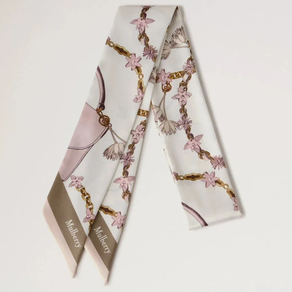 Mulberry Lana Bag and Chains Skinny Scarve Eggshell/Blossom Pink showcases a slim silk scarf with pink and gold chain detailing. Model VS4849115W569