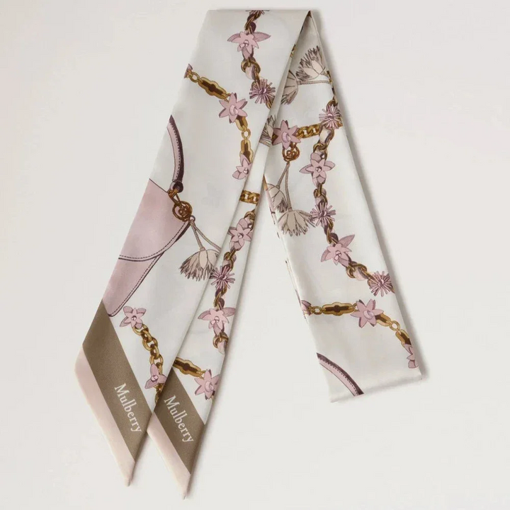 Mulberry Lana Bag and Chains Skinny Scarve Eggshell/Blossom Pink showcases a slim silk scarf with pink and gold chain detailing. Model VS4849115W569