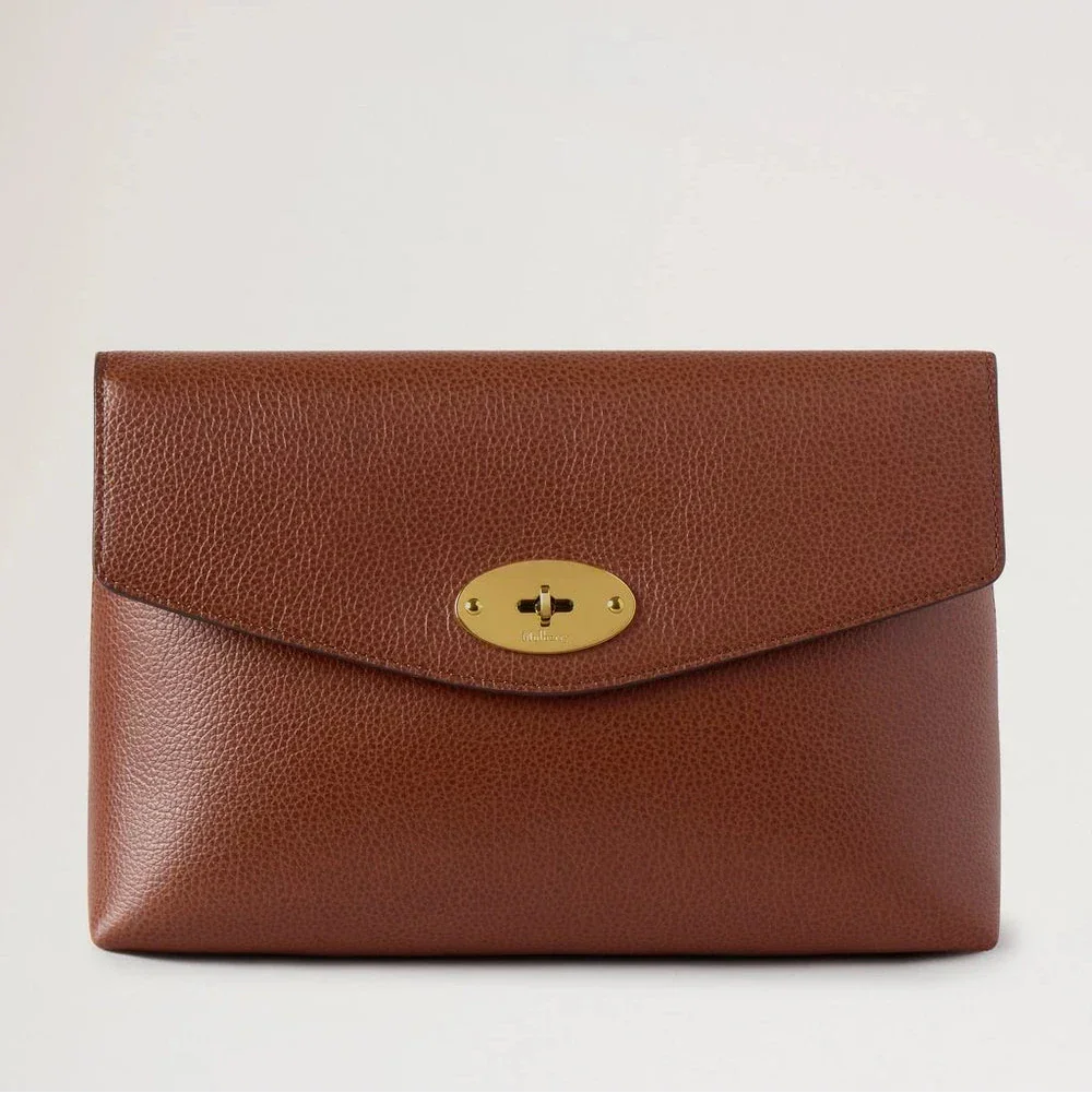 Mulberry Large Darley Cosmetic Pouch Oak Small Classic Grain in brown leather with gold buckle. Model RL8853552G110