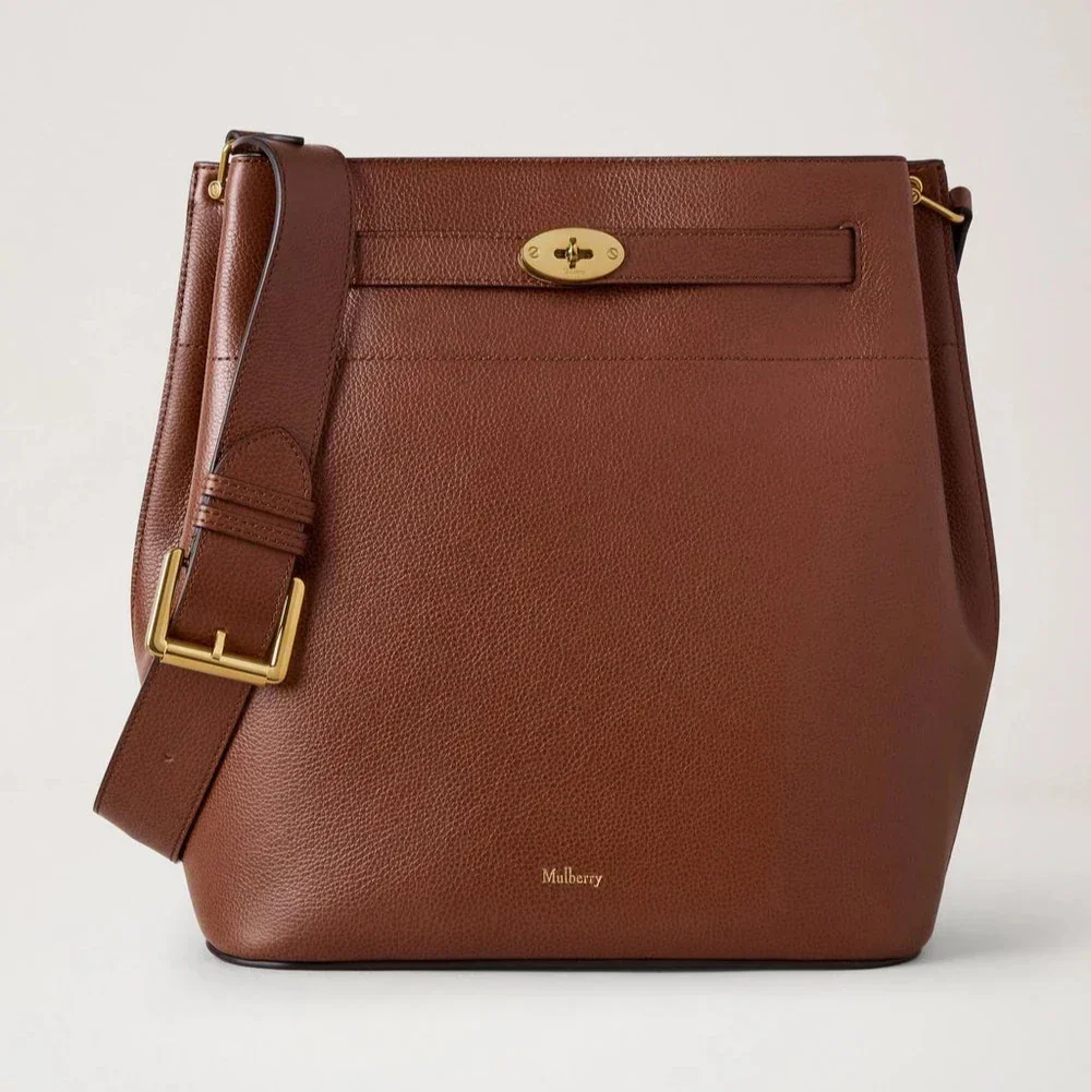 Mulberry Large Islington Bucket Small Classic Grain Two Tone Oak shows a spacious brown leather bag with adjustable shoulder strap, Model HH9826552G110.
