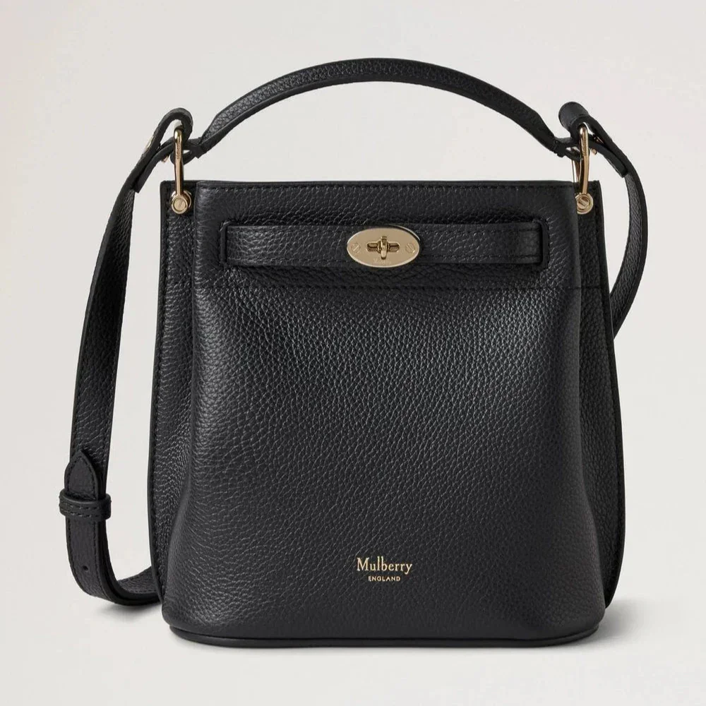 Mulberry Mini Islington Bucket Small Classic Grain Black, elegant shoulder bag in black leather with gold buckle. Model rl8803205a100