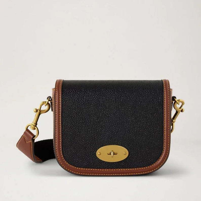 Mulberry Small Darley Satchel shows a black and cognac brown shoulder bag in bio-based Scotchgrain with brass details. Model RL8996127A340.