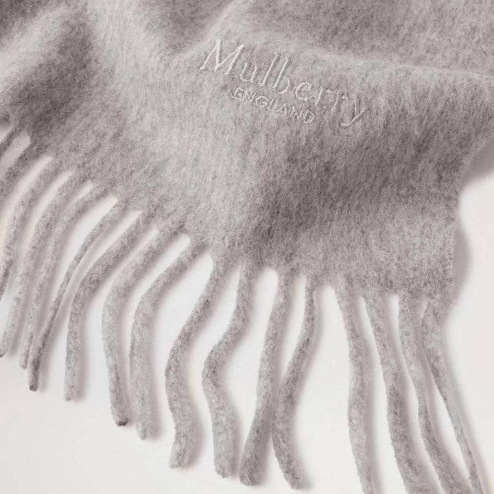 Mulberry Small Solid Merino Wool Scarf with gray soft wool, fine fringes and visible logo. Model VS4318946C914