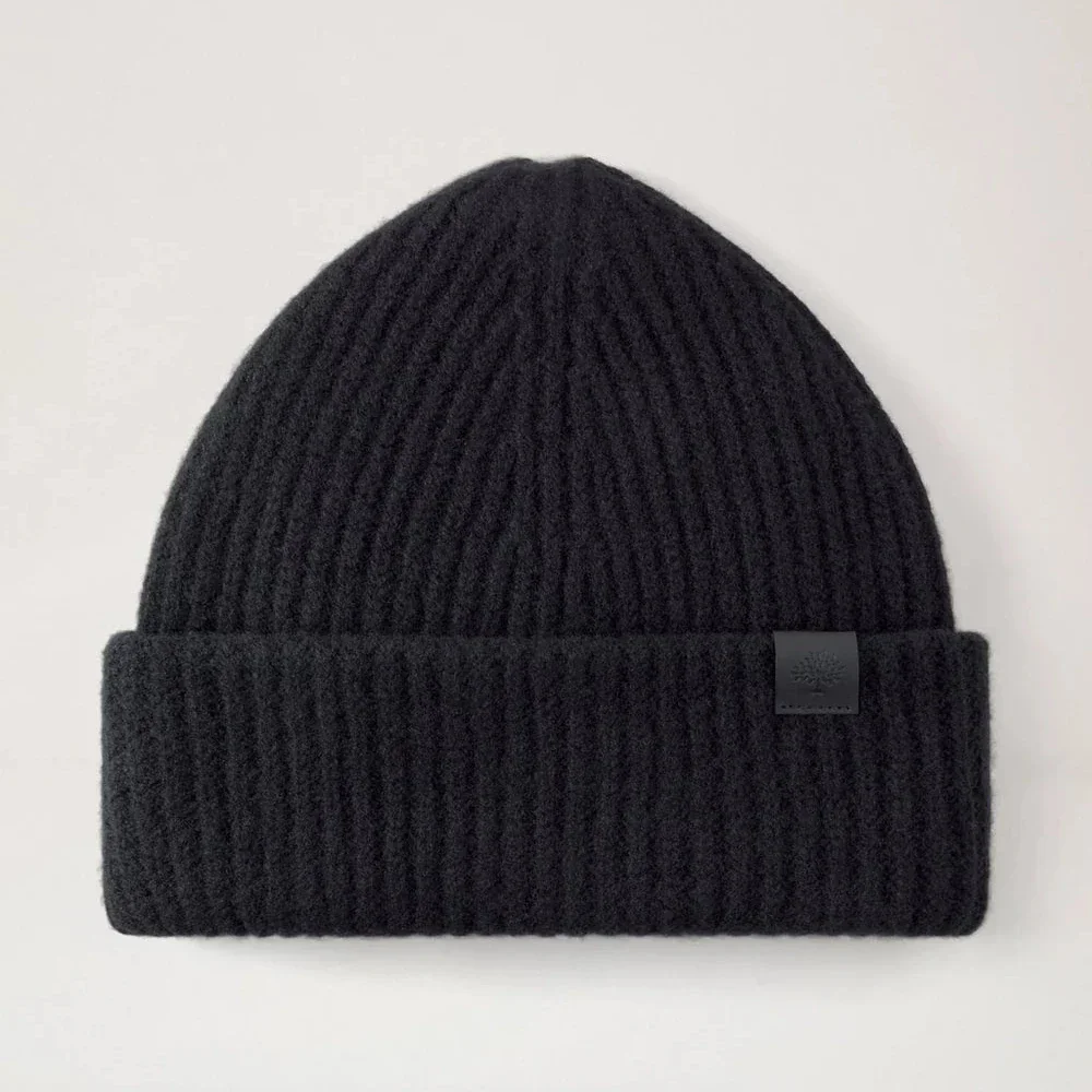 Mulberry Tree Chunky Wool Beanie Black features a black ribbed wool beanie with a discreet black label on the front. Model vh4157153a100.