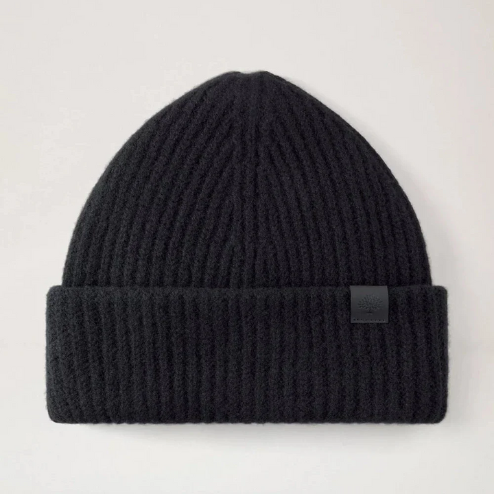 Mulberry Tree Chunky Wool Beanie Black features a black ribbed wool beanie with a discreet black label on the front. Model vh4157153a100.