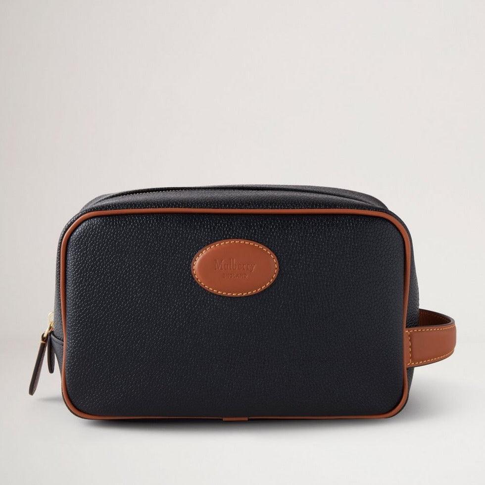 Mulberry Wash Case Eco Scotchgrain Black/Cognac seen from the front, black textured look with brown leather details. Model RL7430127A340.