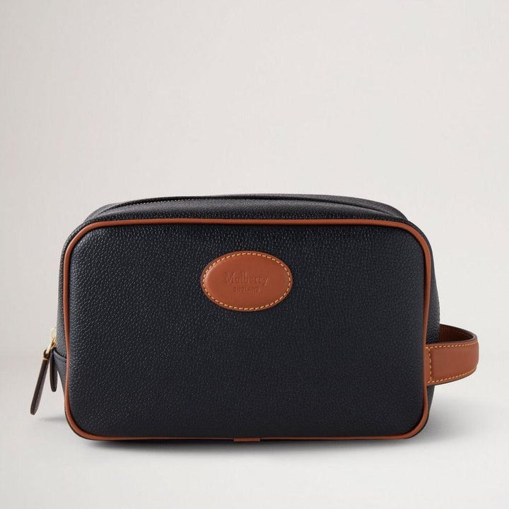 Mulberry Wash Case Eco Scotchgrain Black/Cognac seen from the front, black textured look with brown leather details. Model RL7430127A340.