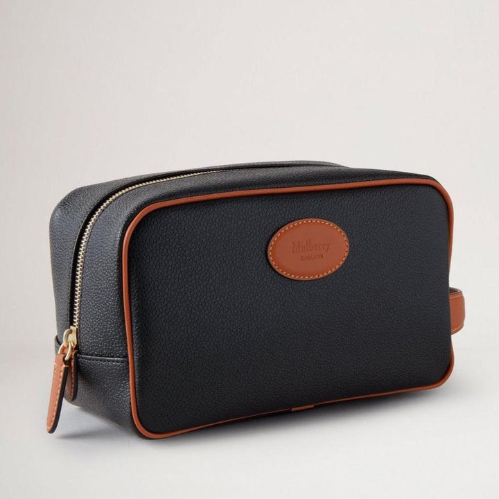 Mulberry Wash Case Eco Scotchgrain Black/Cognac toilet bag in black and cognac with visible leather details. Model rl7430127a340