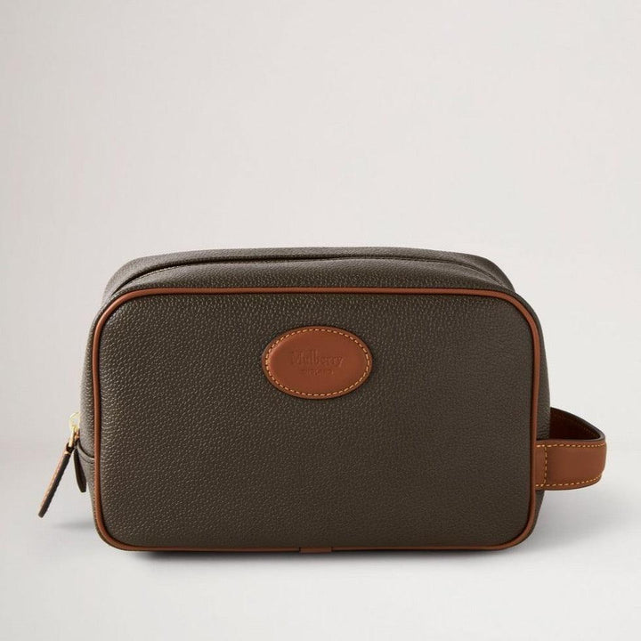 Mulberry Wash Case Eco Scotchgrain Mole/Cognac shows a brown toilet bag in a leather look with a cognac colored border. Model RL7430/127Q330