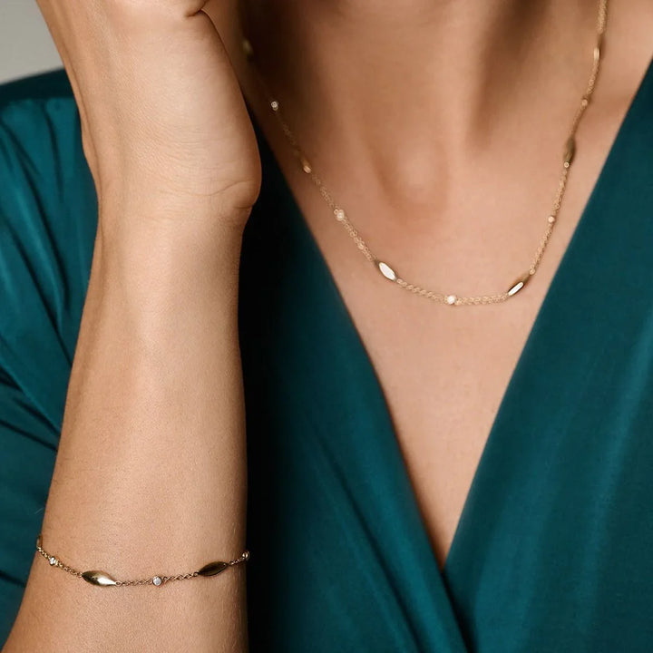 Nuran Leaves 14kt Armband 0.10ct W/SI seen on woman, elegant gold bracelet with small diamonds. Model B2512-010-RG