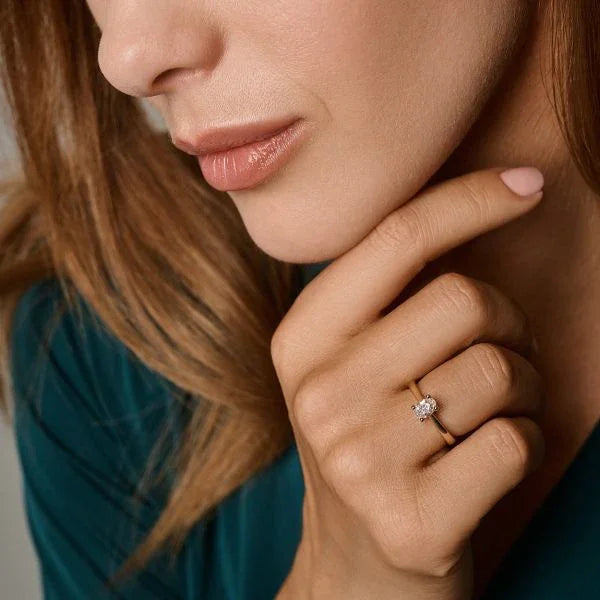 Nuran The One Oval Ring 14 carat gold with 0.50ct W/SI diamond is worn elegantly on the woman's hand. Model L1962-050RG-001.