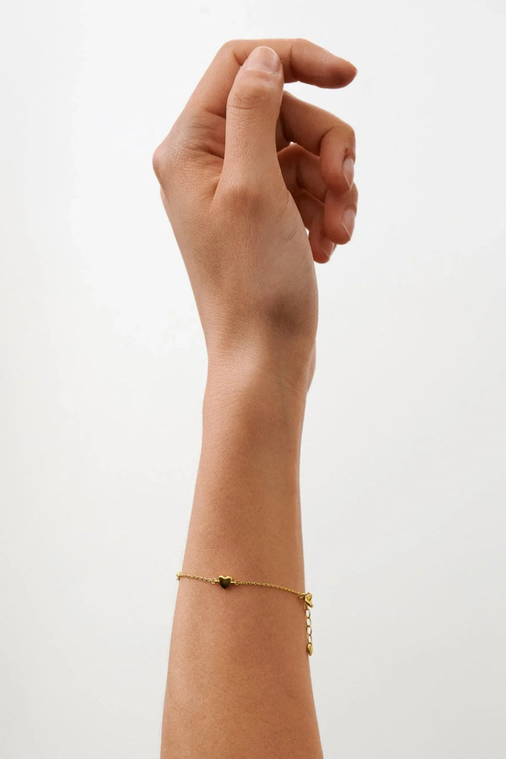 Pernille Corydon Adore bracelet in gold-plated silver, heart pendant on fine chain, model B-508-GP.