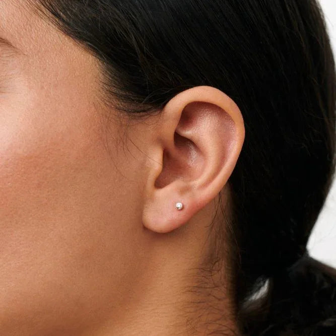 Pernille Corydon Astra Helix Piercing in silver is seen as a minimalist earring on the ear. Model E-832-S