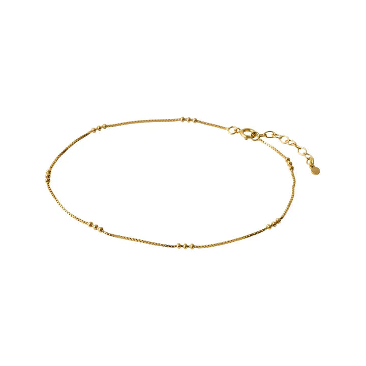 Pernille Corydon Eva Ankle chain gold-plated shows an elegant, thin gold chain with small details. Model A-721-GP-1.