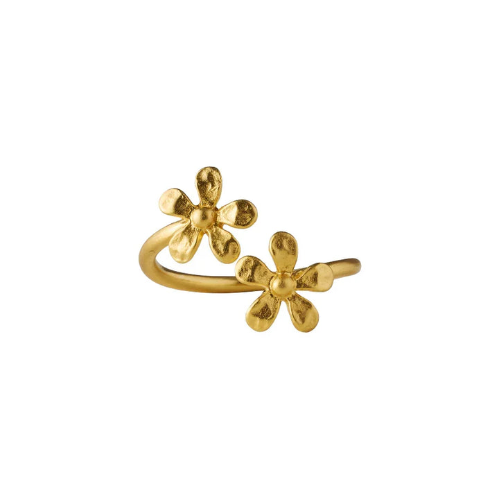 Pernille Corydon Wild Poppy gold-plated ring with two floral details in a matte gold look. Model R-364-GP-001.
