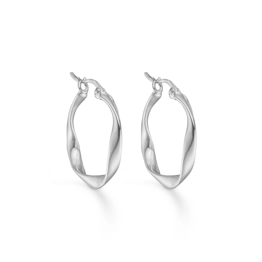 Studio Z Curved Creole Silver, elegant creoles in a curved design with a glossy surface. Model 7110352-7110352.