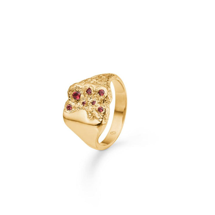 studio-z-edge-gold-plated-ring-m-red-zirkonia, raw gold-plated ring with red zirconia in an organic design. Model 7247889-001