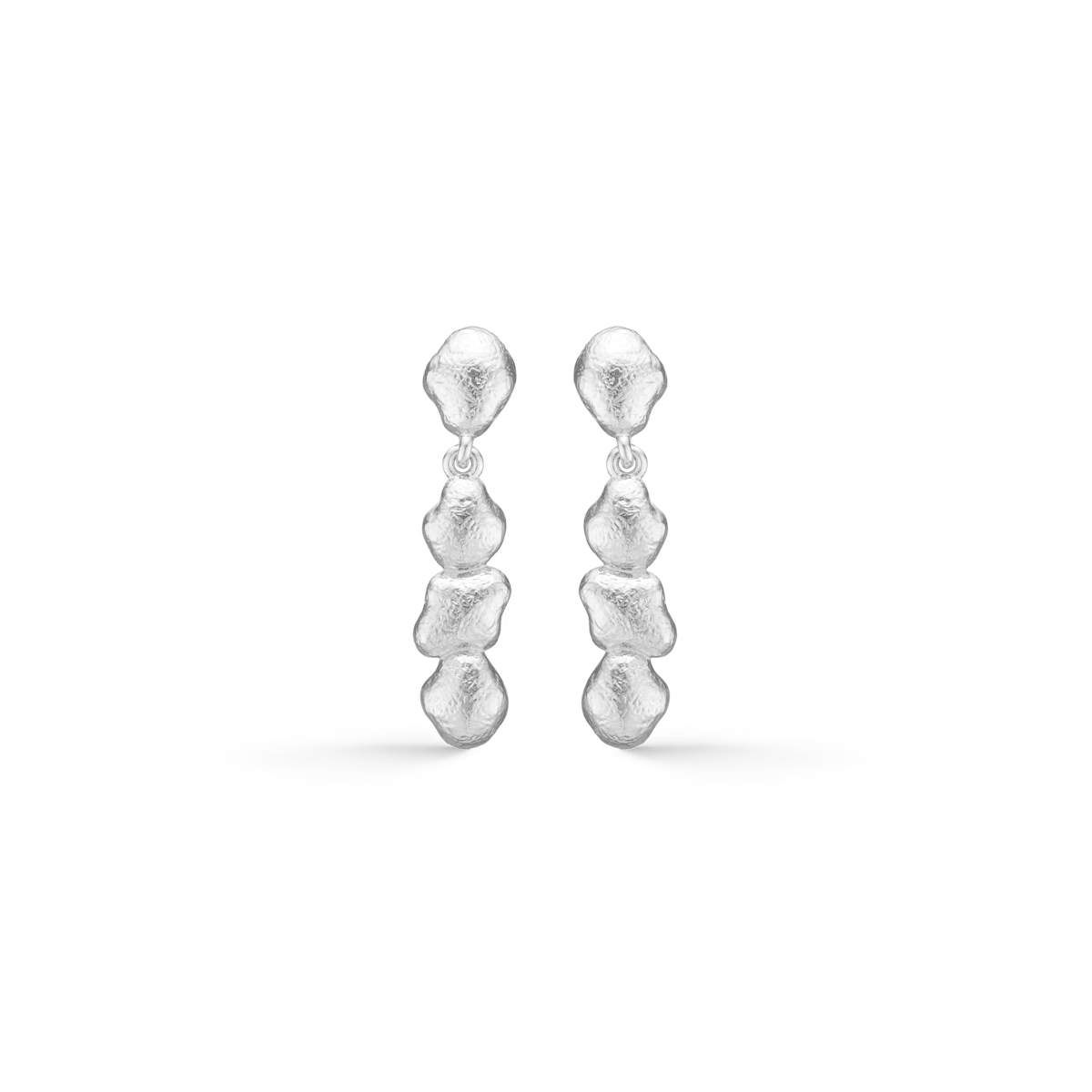 Studio Z Lumi earrings in silver, organic shapes, elegant design on a black background. Model 7110940