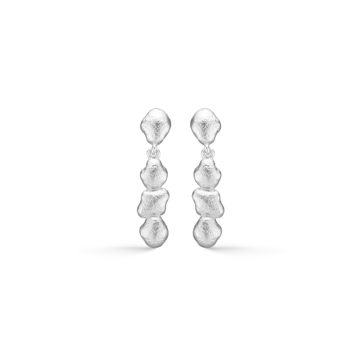 Studio Z Lumi earrings in silver, organic shapes, elegant design on a black background. Model 7110940