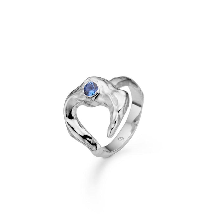 studio-z-lunar-solv-ring-m-bla-zirkonia shows a silver colored ring with blue zirconia, organic shape. Model 7147881-001