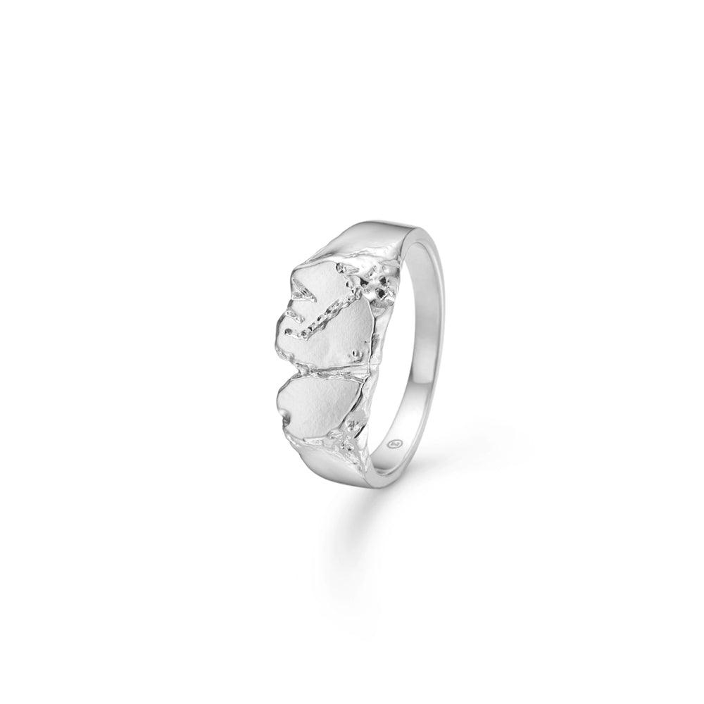 Studio Z Monument Ring in silver with raw, sculptural surface, minimalistic and modern. Model 7140802-7140802-001