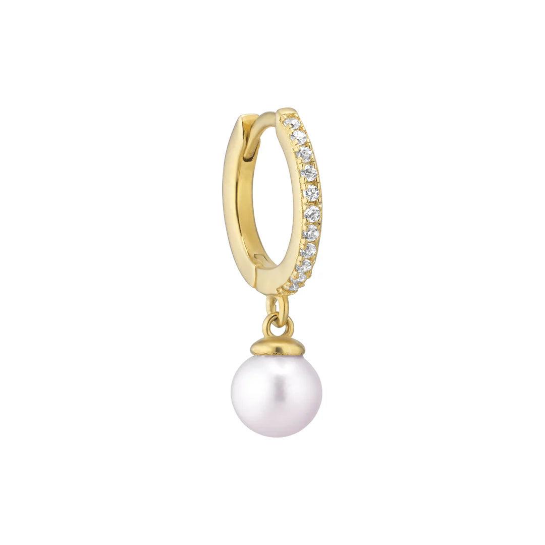 Damona Huggie shows off a gold-plated earring with clear stones and an elegant white pearl. Model FW2401-1