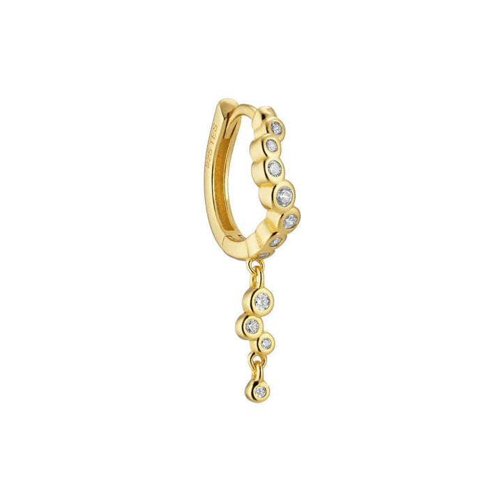 Sirona Huggie earring in gold-coloured metal with clear stones and elegant drop pendant. Model fw2405-1.