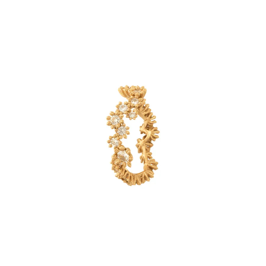 Vincent Starlit Ring Gold-plated shows an elegant gold-plated ring decorated with clear stones in a floral pattern. Model VJ217-URG-001-1.