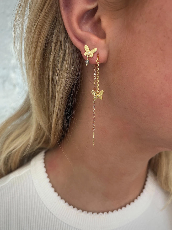 Wioga Norma Earrings in gold-plated silver with butterflies and chain, discrete on the ear. Model E-9001-GP.