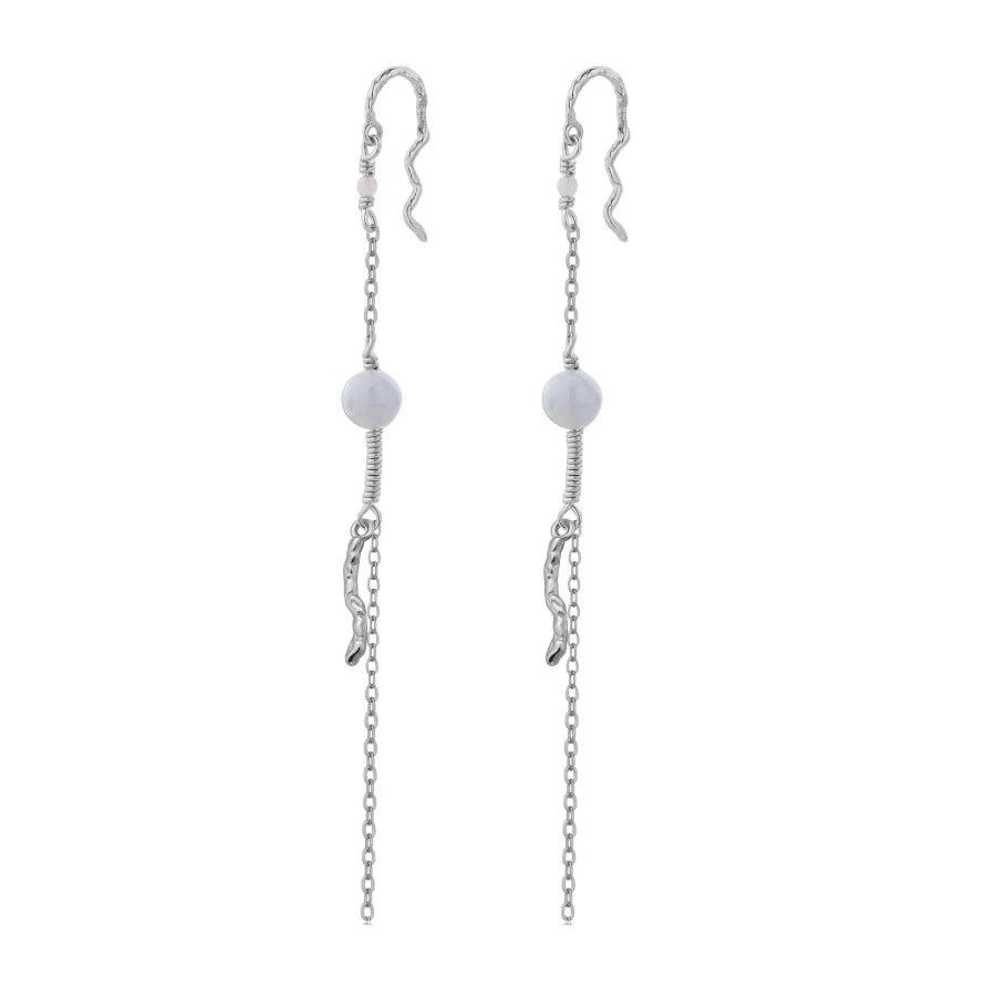 Wioga Sigga earrings in silver with long chain, bright pearl detail and elegant shapes. Model E-8707-S-1